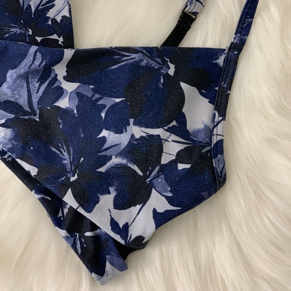 TAMMY LOW IMPACT SPORTS CROSS CUT OUT BRA |BLUE FLORAL |ALL WAY STRETCH GLOAMING - Picture 2 of 6